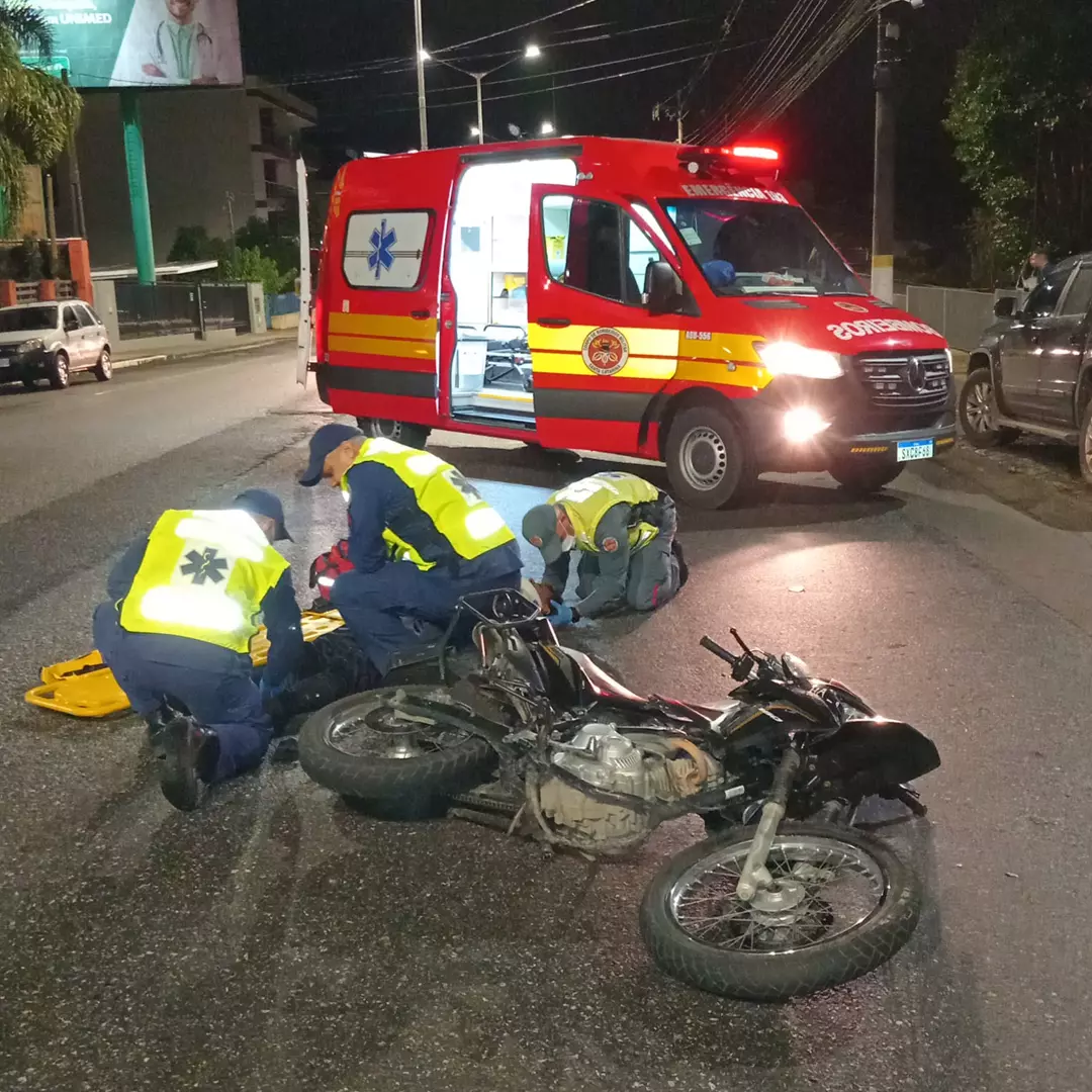 Motociclista fica ferido em colisão com caminhonete
